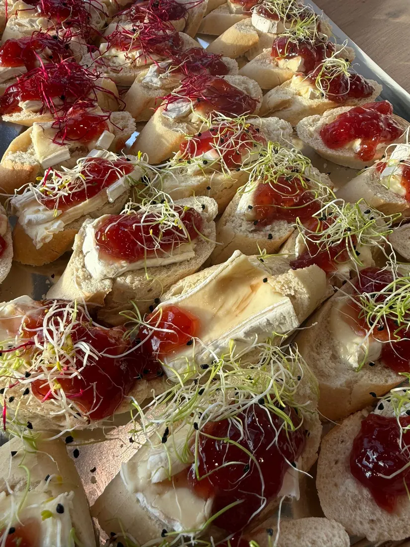 Crostini with brie and cranberries